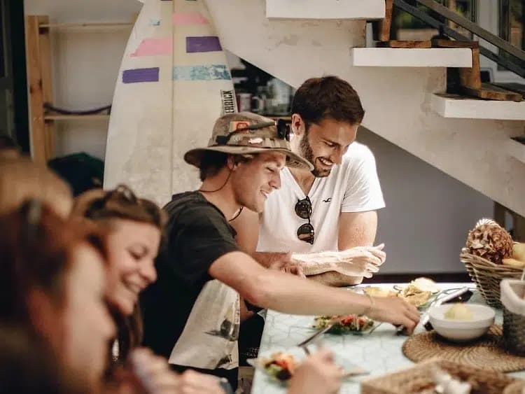 Repas convivial entre campeurs