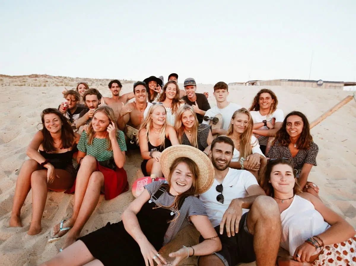 Groupe du camp sur la plage au coucher de soleil