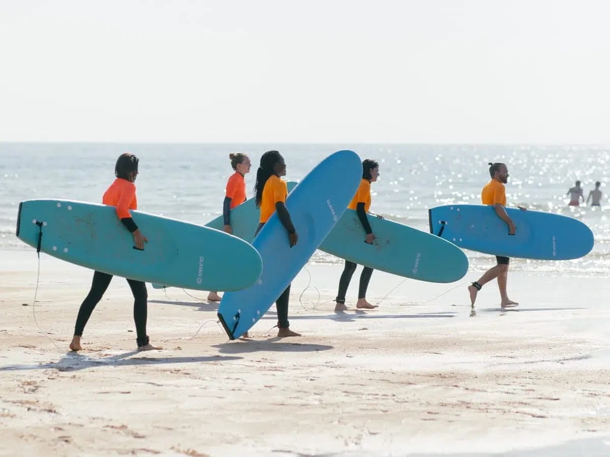 Groupe de surfeurs sur la plage de Seignosse