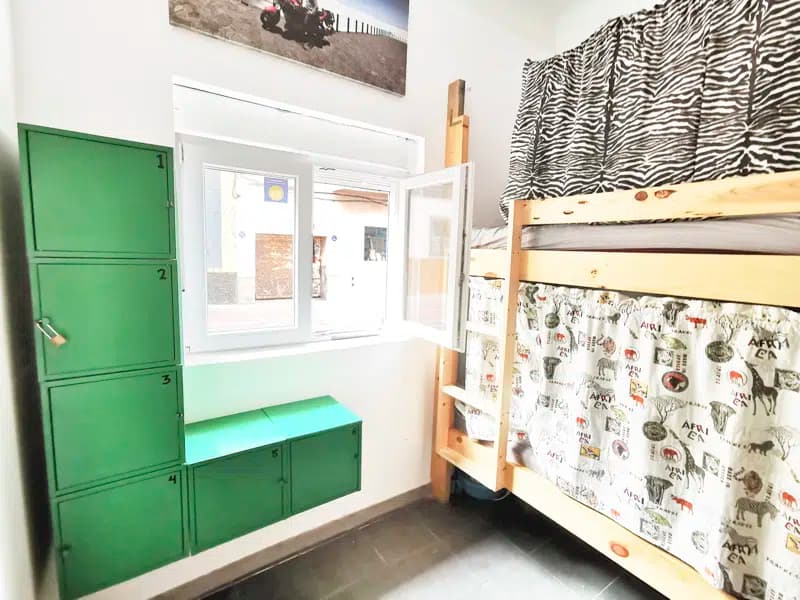 Dortoir du surf camp avec lits superposes